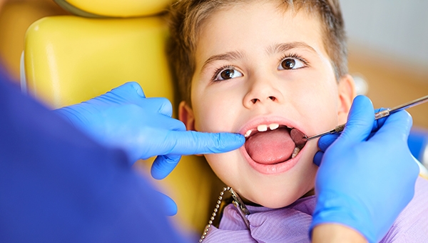 Dentista per bambini: quando fare la prima visita